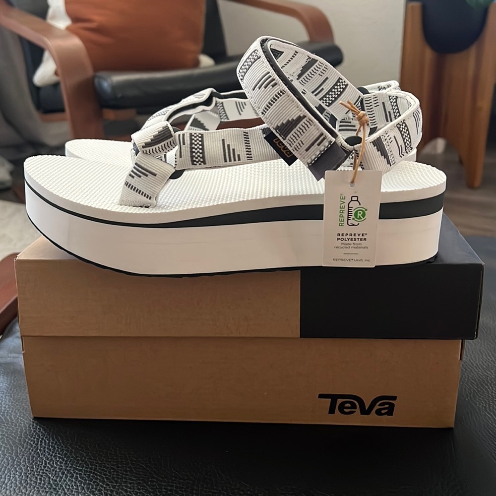 TEVA FLATFORM UNIVERSAL**BRAND NEW WITH BOX AND TAG
